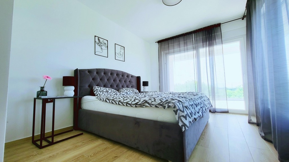 Svetlá spálňa s manželskou posteľou a prístupom na balkón