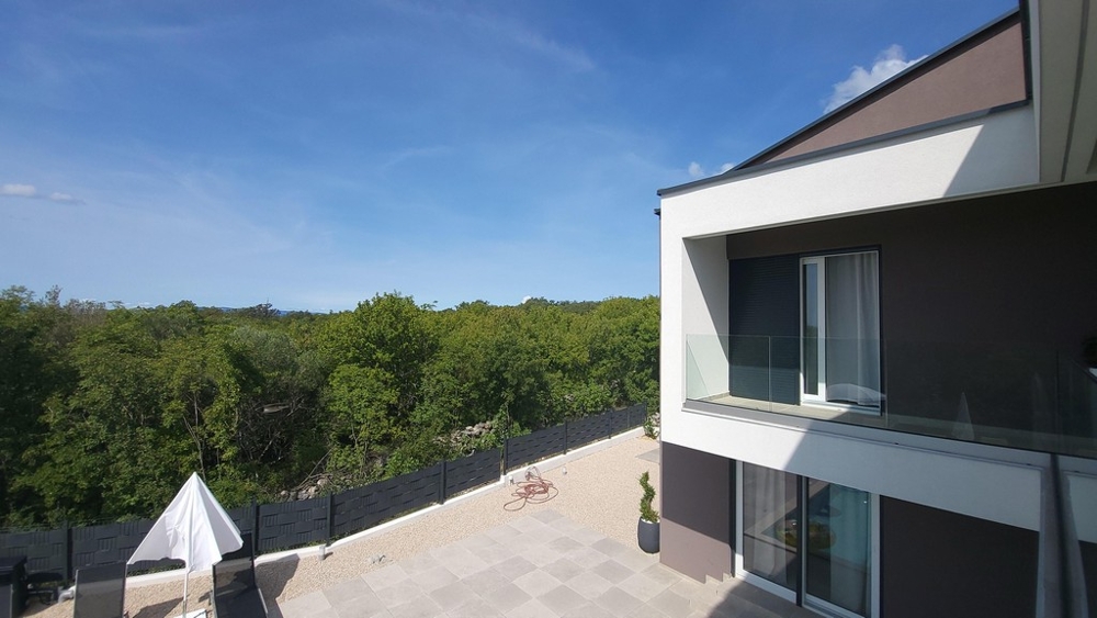 Moderná vila s terasou a preskleným zábradlím