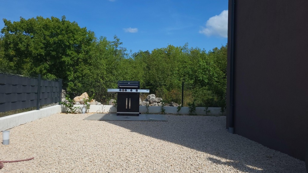 Grilovacia plocha v záhrade s povrchom z prírodného kameňa