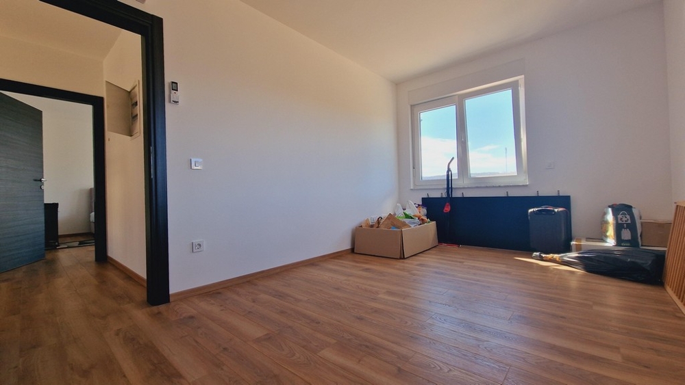 Svetlá izba s parketovými podlahami a dvoma oknami