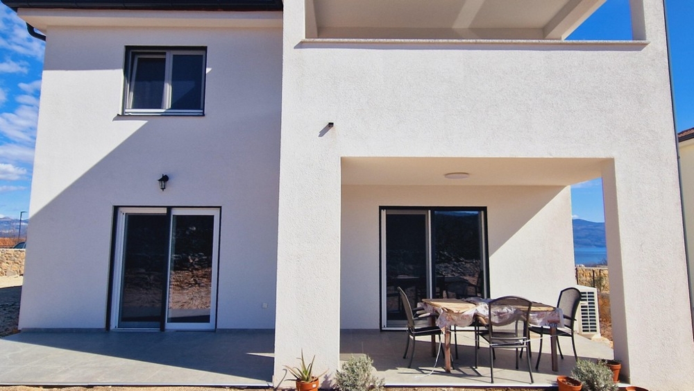 Dom s terasou a balkónom v stredomorskom prostredí