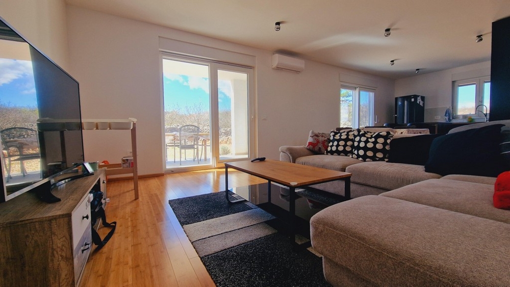 Svetlá obývačka s výstupom na terasu