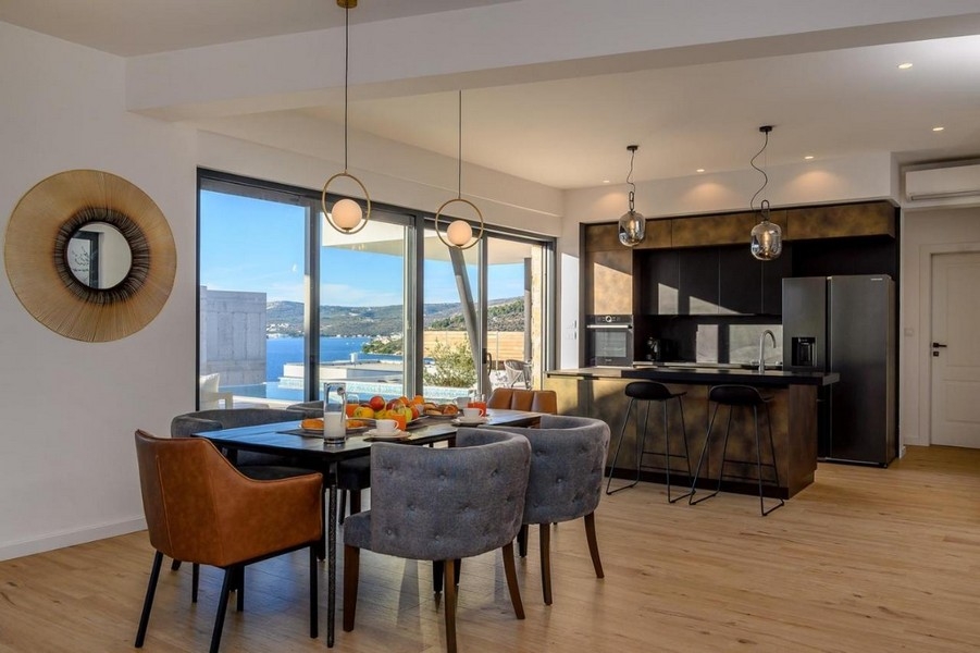 Jedálenský kút vedľa kuchyne s výhľadom na bazén a more