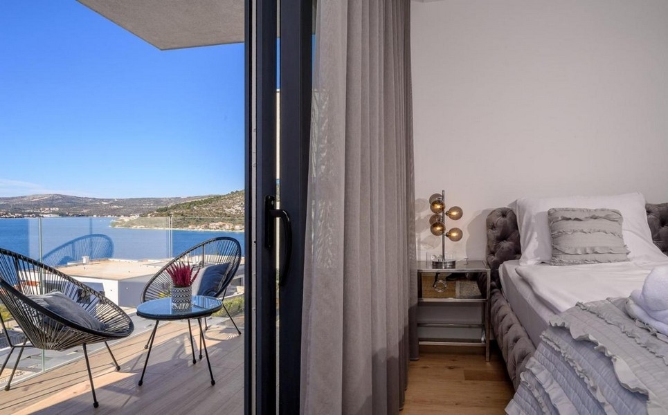 Spálňa s balkónom a výhľadom na more