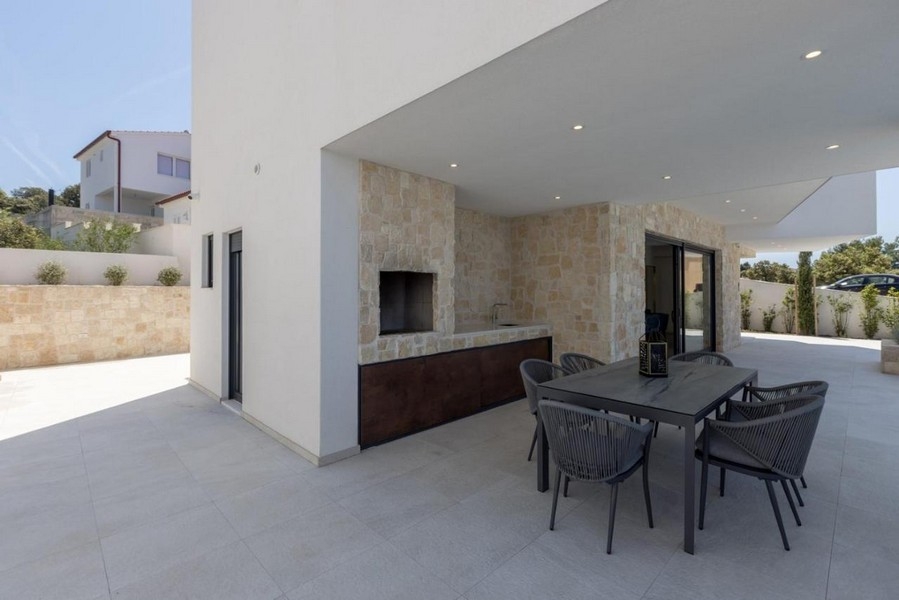 Krytá terasa s grilom a jedálenským stolom