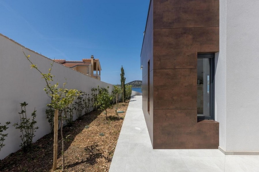 Bočný výhľad na vilu so záhradným chodníkom a výhľadom na more