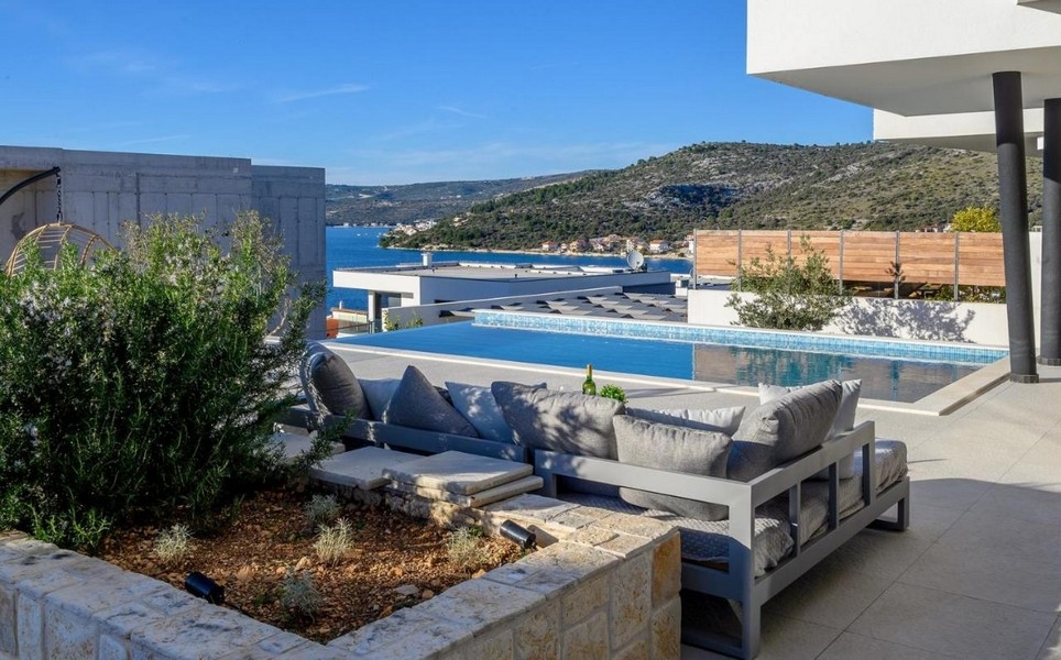 Terasa s obývacím priestorom a bazénom s nekonečným okrajom, výhľad na more