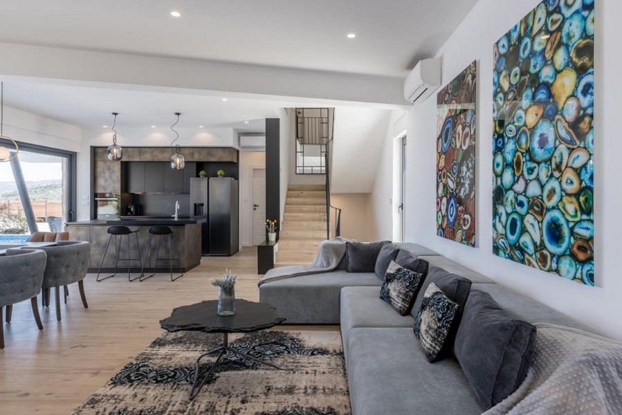 Otvorená obývacia a kuchynská časť so schodiskom