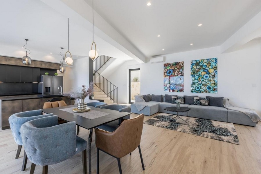 Jedáleň a obývacia izba s prístupom do kuchyne