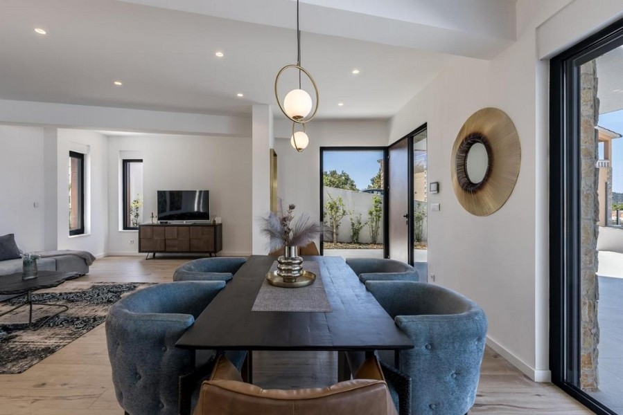 Jedáleň s priamym vstupom na terasu