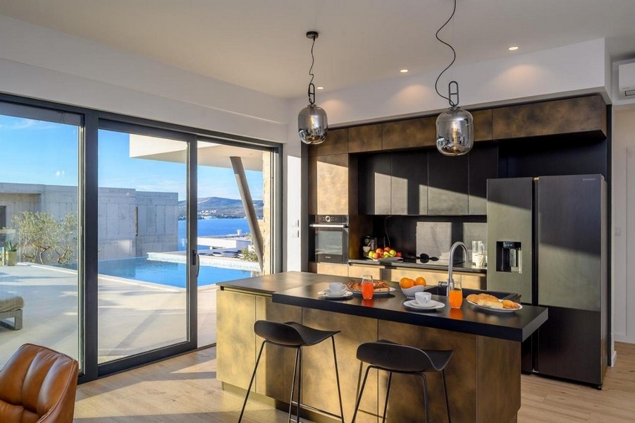 Moderná kuchyňa s výhľadom na ostrov a more