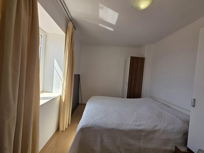 Svetlá spálňa s manželskou posteľou a šatníkovou skriňou