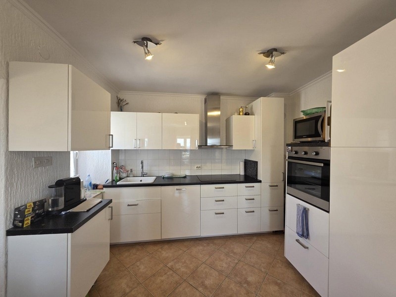 Moderná kuchynská linka s bielym vysokým leskom