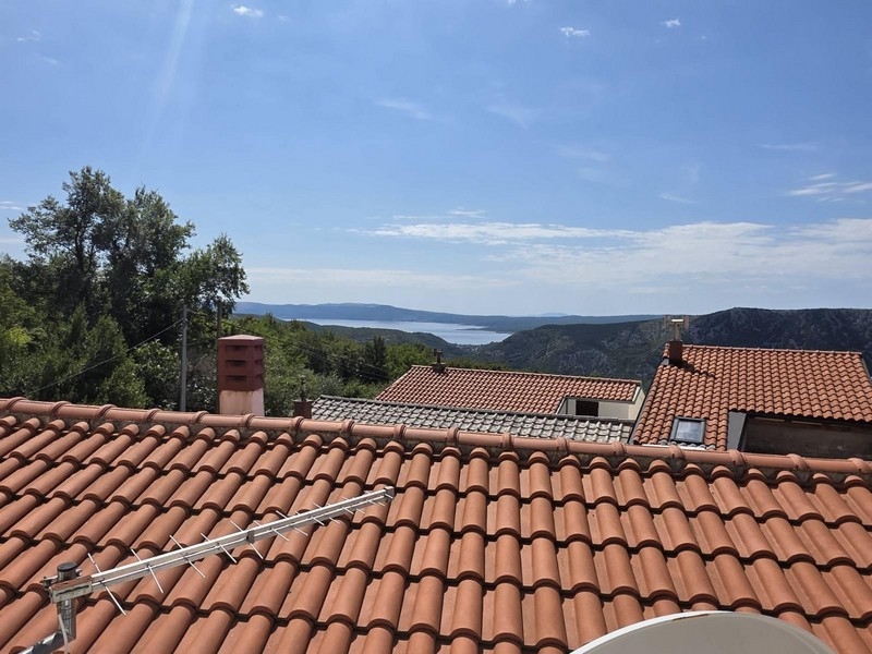 Strešný výhľad cez škridlové strechy na more