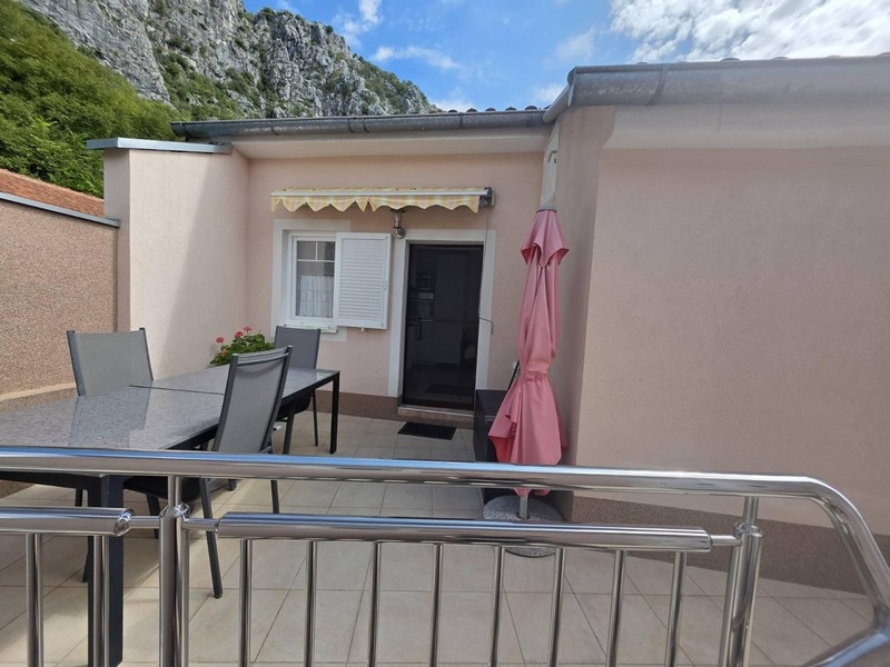 Terasa s markízou, posedením a slnečníkom