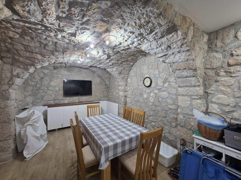 Murovaná kamenná krčma s dreveným stolom a stoličkami
