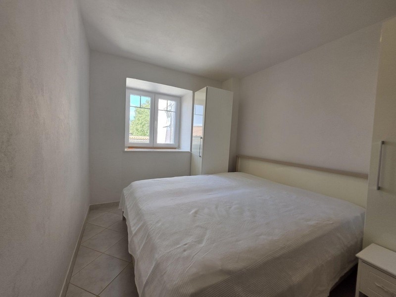 Spálňa s manželskou posteľou a šatníkovou skriňou