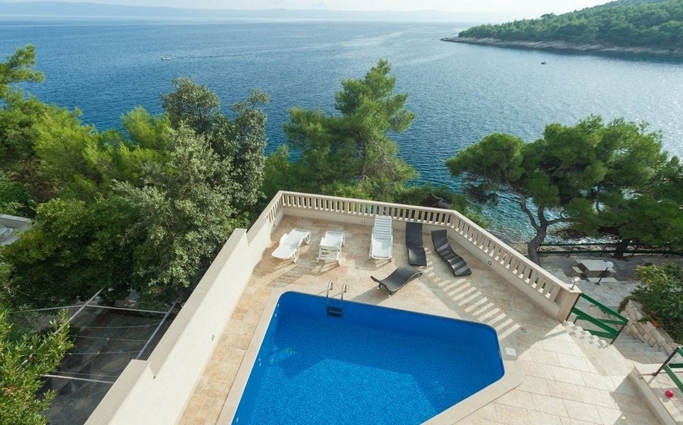 Terasa pri bazéne s výhľadom na more na ostrove Brač