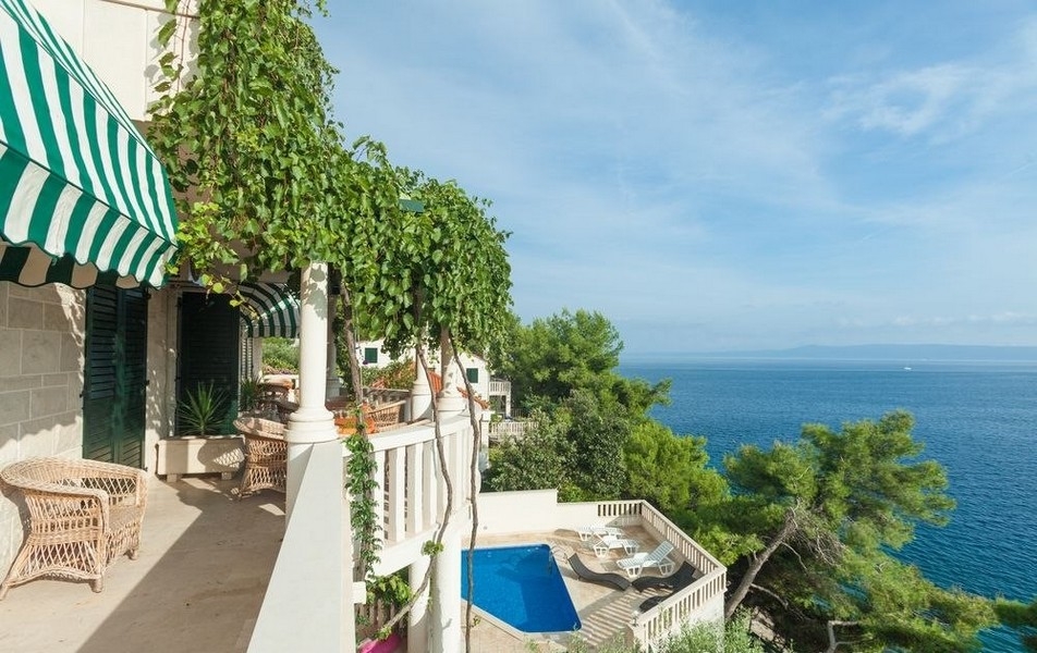 Balkón s výhľadom na bazén a more