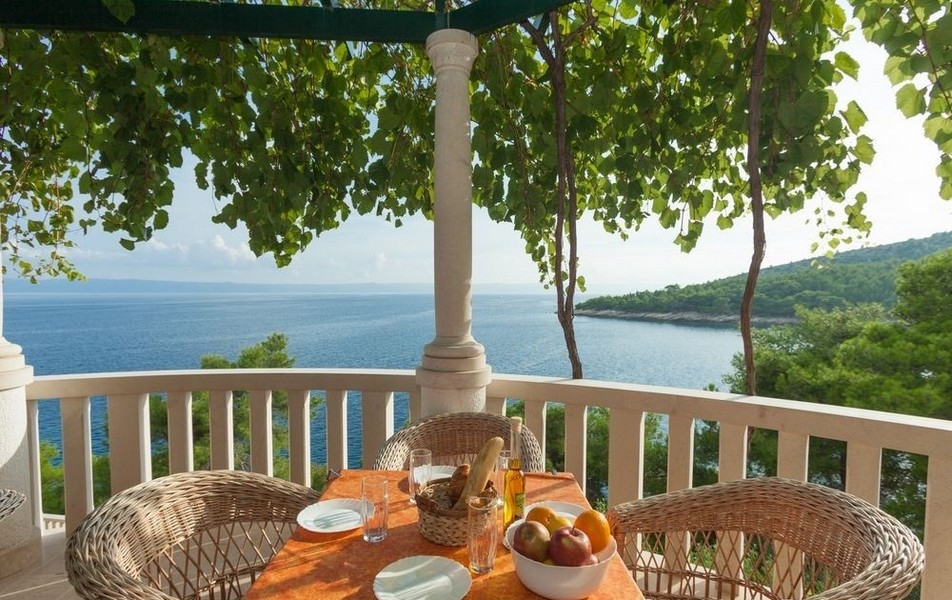 Krytá terasa s posedením a výhľadom na more