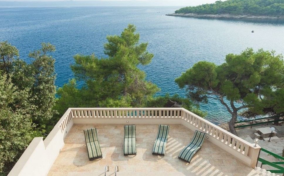 Slnečná terasa s ležadlami a panoramatickým výhľadom na more