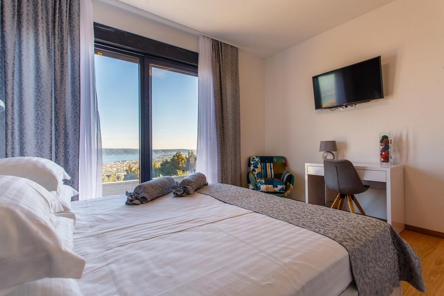 Hosťovská izba s manželskou posteľou, písacím stolom a TV