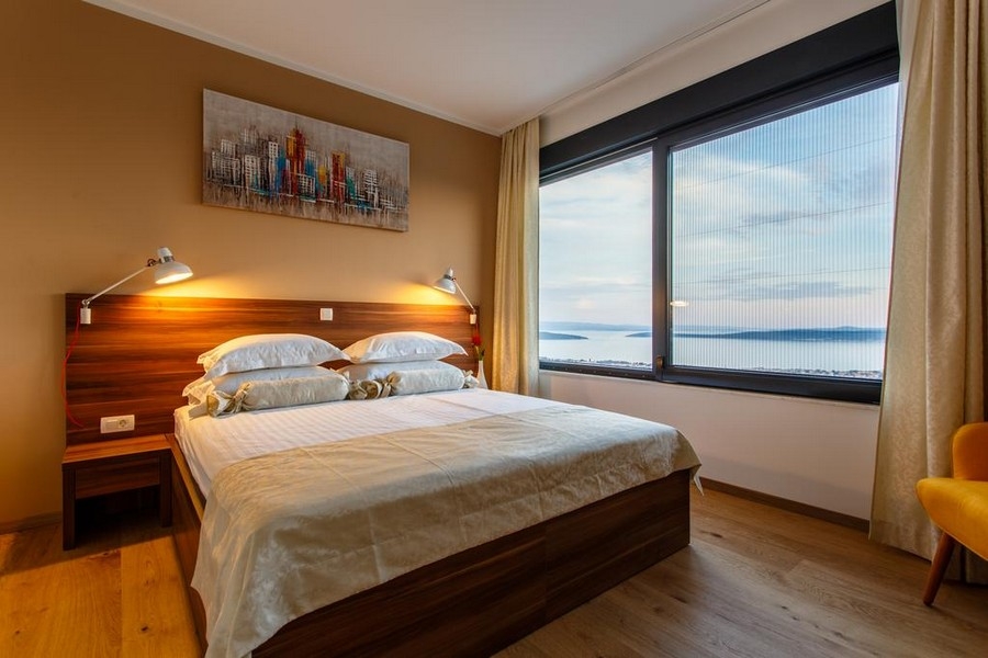 Spálňa s manželskou posteľou a širokým výhľadom na Jadranské more
