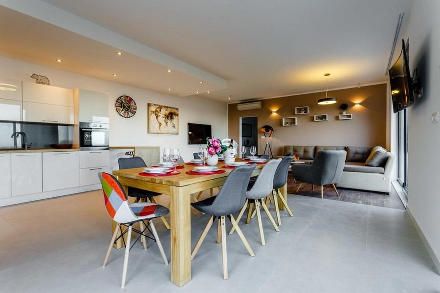 Otvorený obývací a jedálenský priestor s modernou kuchyňou