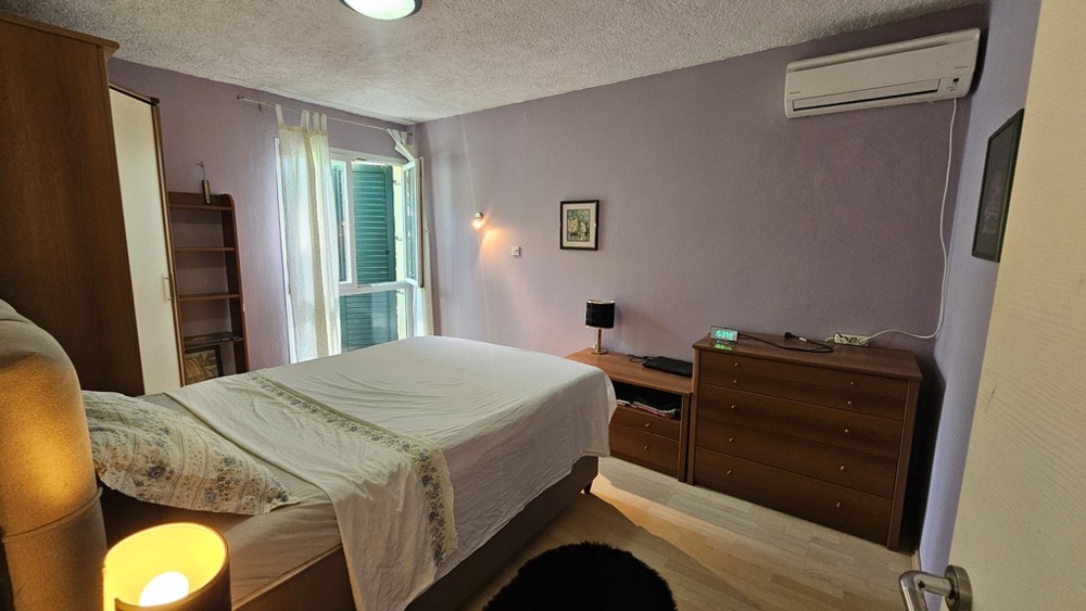 Spálňa s manželskou posteľou a klimatizáciou