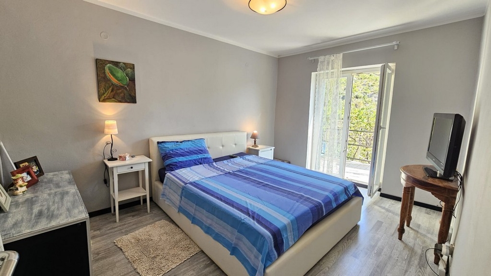 Svetlá spálňa s manželskou posteľou a prístupom na balkón