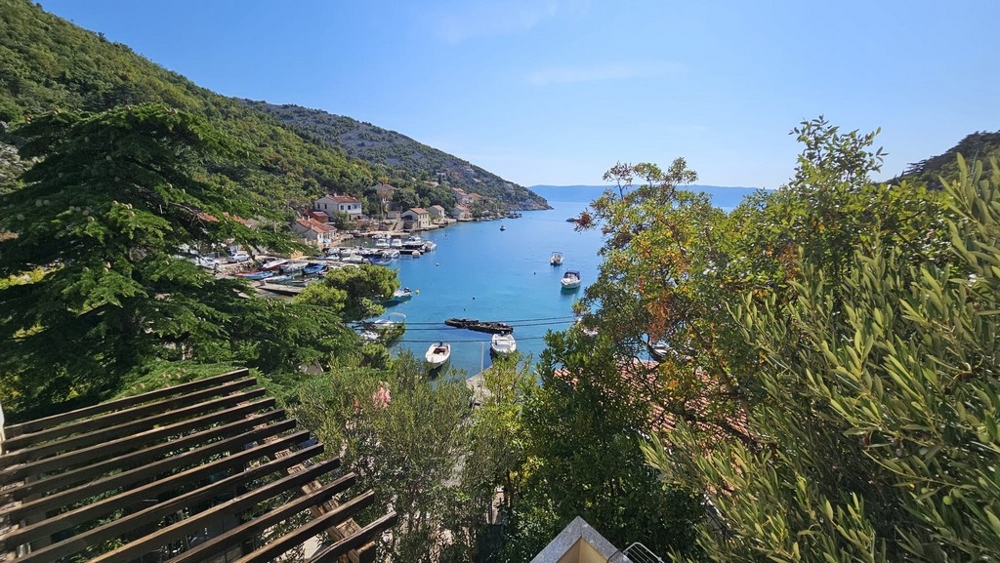 Výhľad na more z horného poschodia nehnuteľnosti H3673 v Chorvátsku.