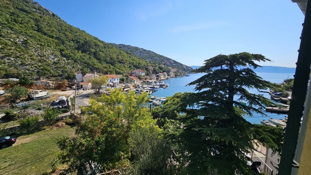 Pohľad na záliv s prístavom a loďami južne od Senja