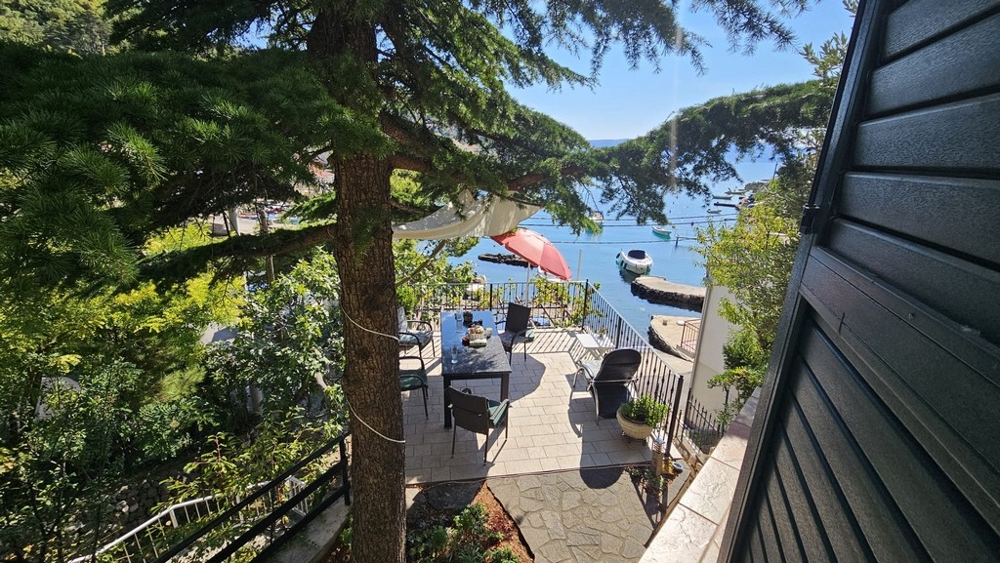 Terasa s posedením a výhľadom na more