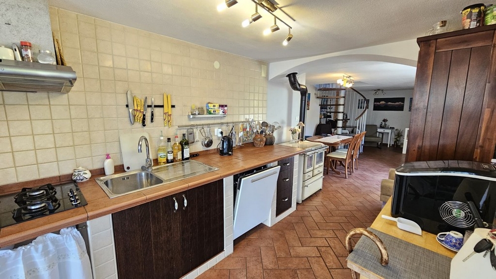 Kuchyňa s jedálenskou časťou a vstupom do obývačky