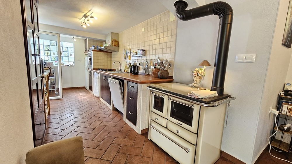 Kuchyňa so sporákom a dlažbou