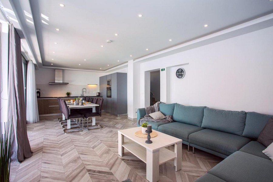 Otvorená obývacia a kuchynská časť s moderným vybavením