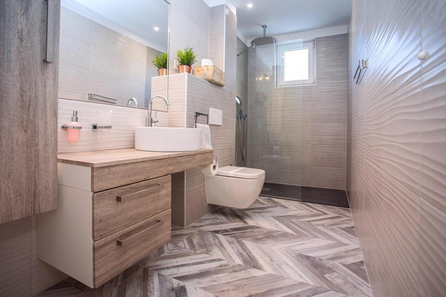 Moderná kúpeľňa so sprchovacím kútom a umývadlom