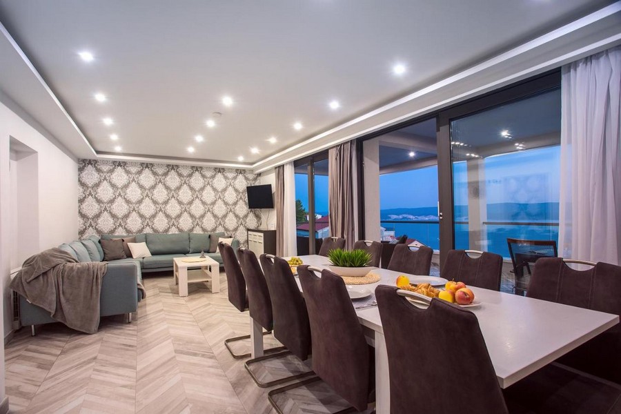 Obývacia izba s jedálenským kútom a výhľadom na more