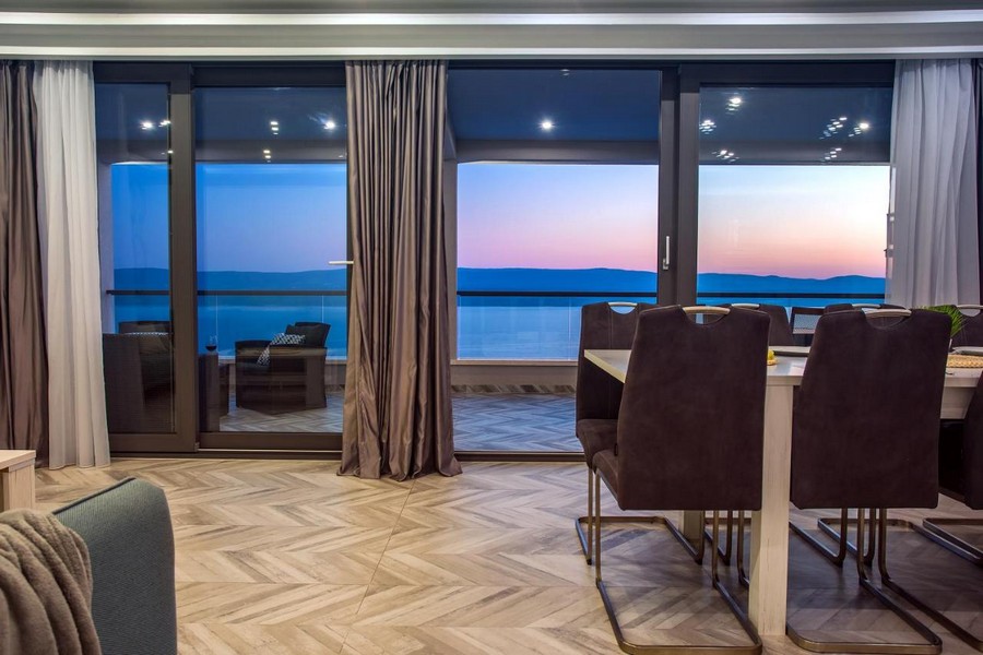 Jedálenský kút s výhľadom na more cez veľké okná