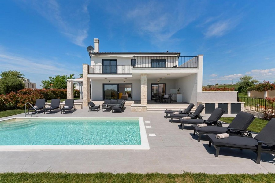 Vonkajší výhľad na vilu s bazénom a slnečnou terasou