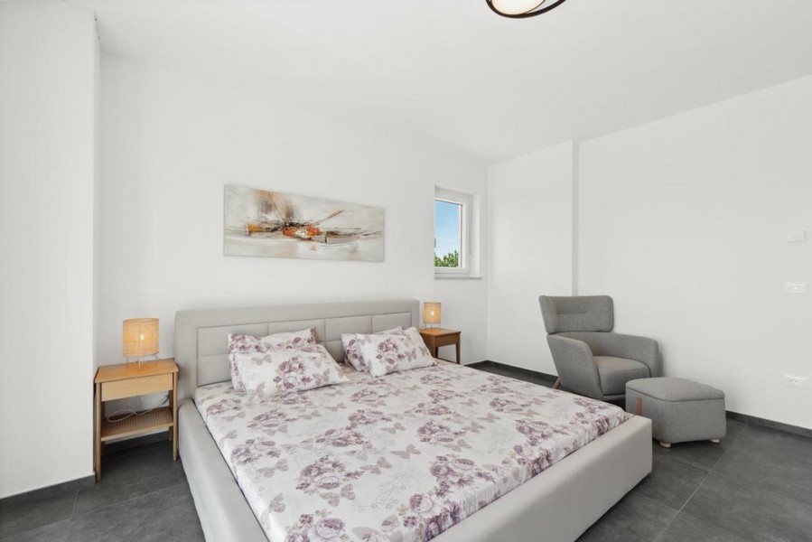 Spálňa s manželskou posteľou a kreslom