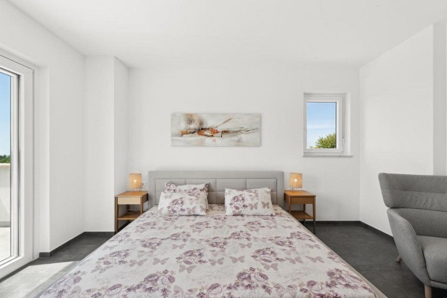 Spálňa s manželskou posteľou a prístupom na balkón