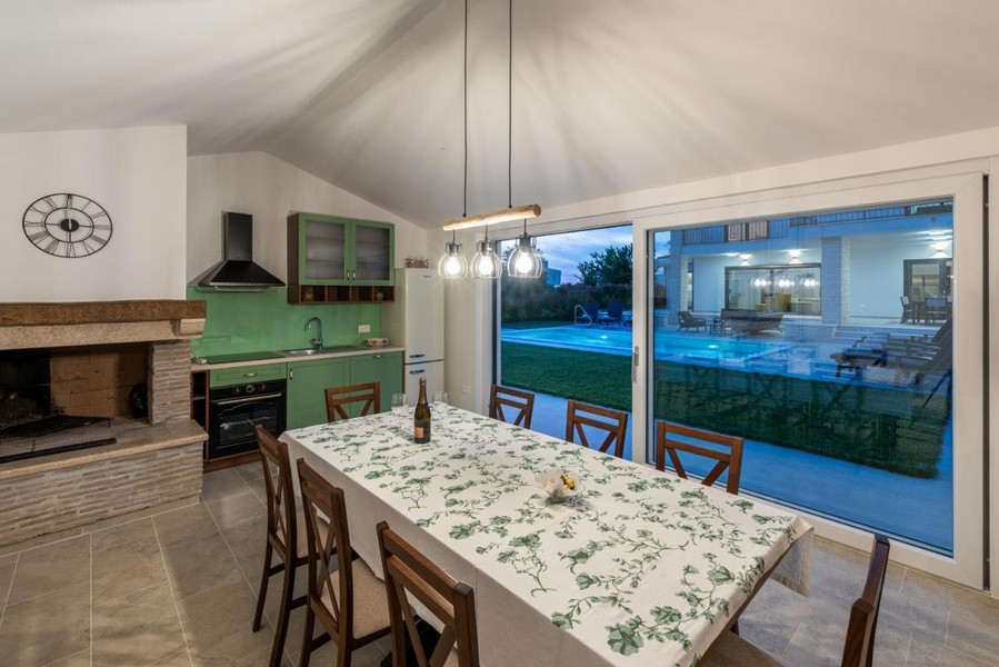 Jedálenský kút v prístavbe s krbom a vstupom do záhrady