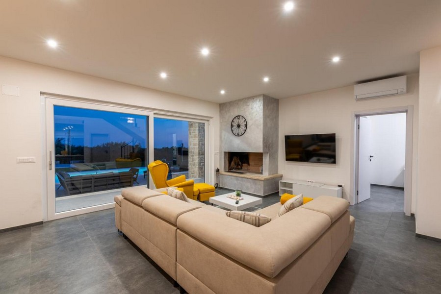 Obývacia izba s krbom a moderným zariadením