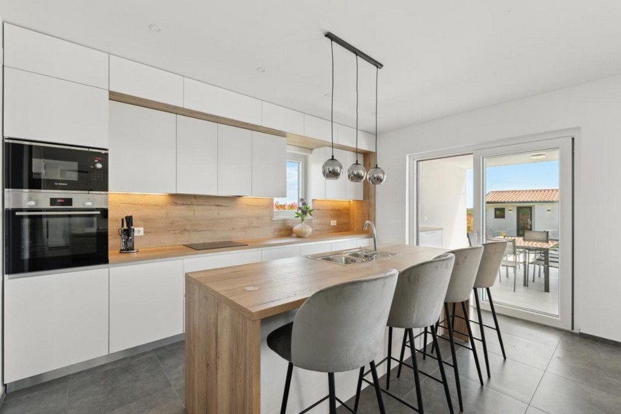 Moderná kuchyňa s ostrovčekom a barovými stoličkami