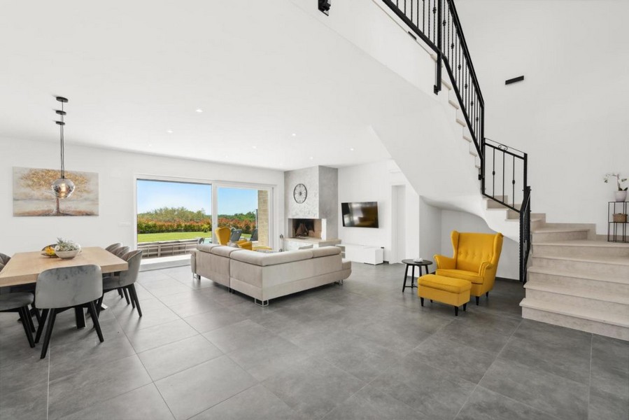 Otvorená obývacia a jedálenská časť so schodiskom