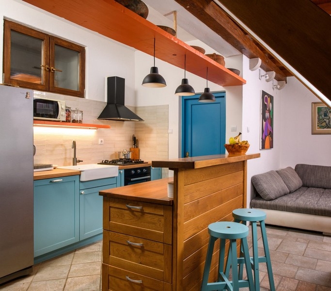 Moderná kuchyňa s drevenými detailmi a barovým pultom