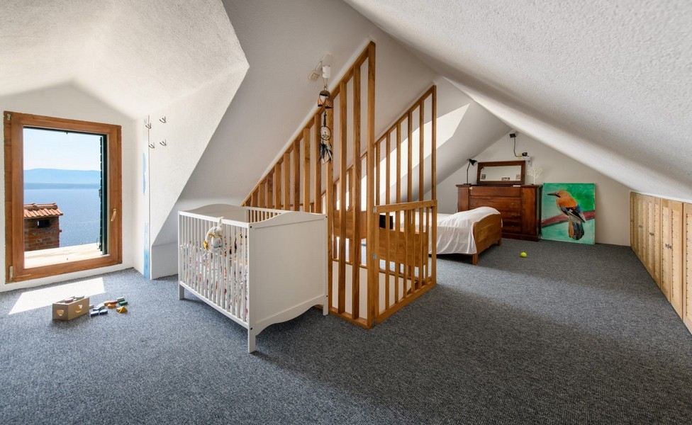 Podkrovie s detskou postieľkou a výhľadom na more
