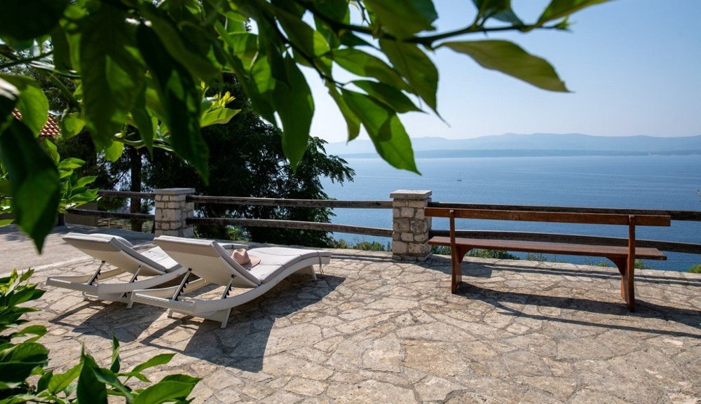 Kamenná terasa s ležadlami a panoramatickým výhľadom na more