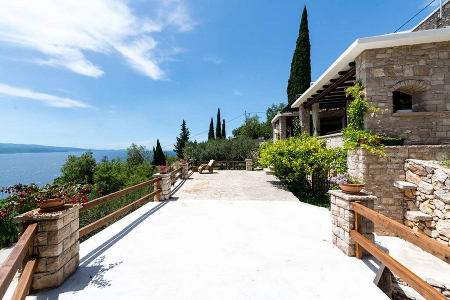 Veľká vonkajšia terasa s výhľadom na more a prírodu